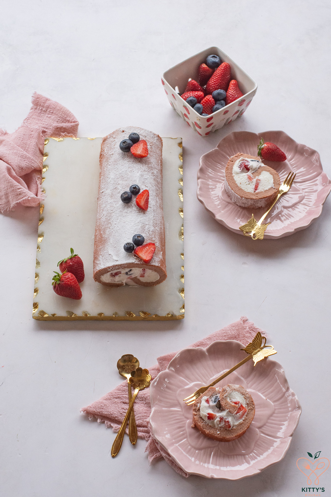 Rotolo dolce con fragole fresche e crema allo yogurt