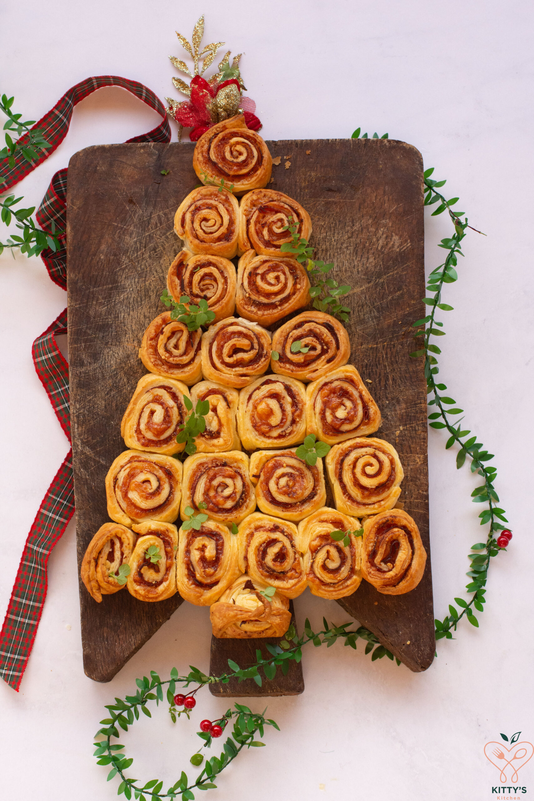 Albero di pasta sfoglia prosciutto cotto e parmigiano
