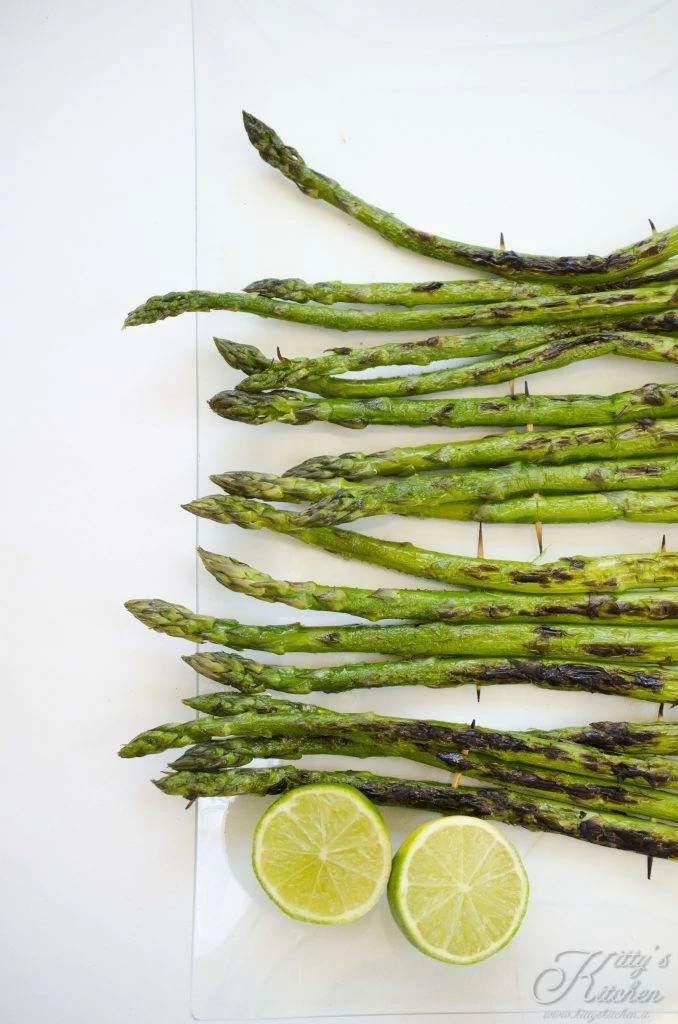 Asparagi alla griglia con pollo, avocado e lime