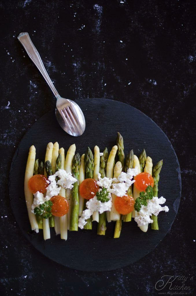 Asparagi, feta e tuorlo d’uovo marinato