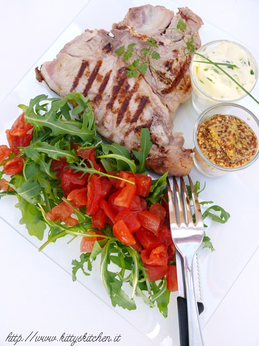 Barbecue T-bone steak e i suoi condimenti