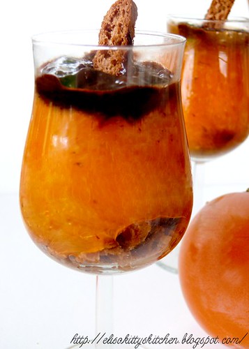 Bicchieri con caki, amaretti e cioccolato