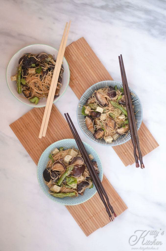Bifun teriyaki con shiitake e asparagi