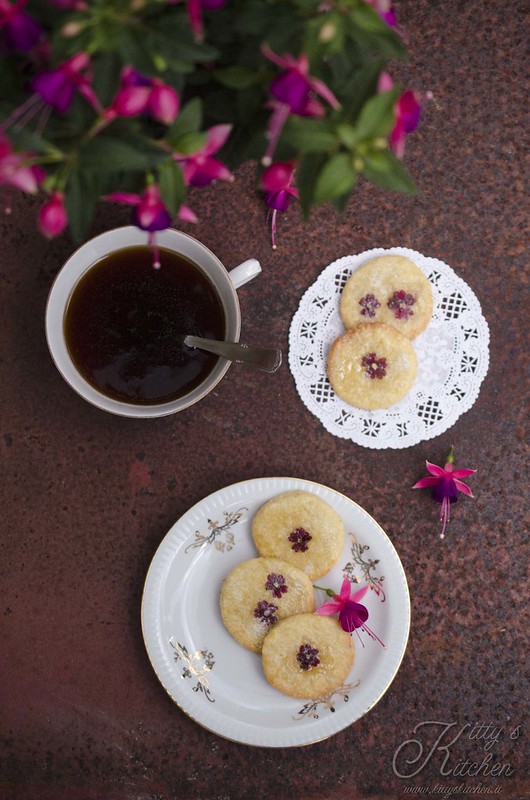 Biscotti da tè con fiori eduli
