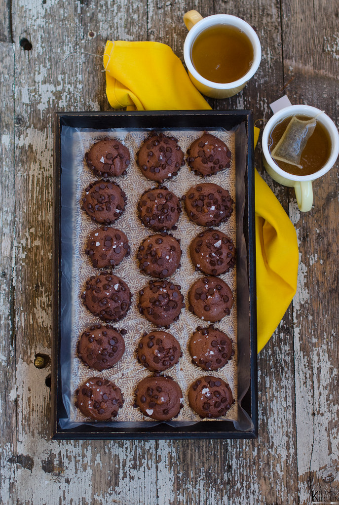 Biscotti morbidi al cioccolato e fiocchi di sale