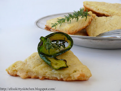 Biscotti salati profumati al timo con zucchine grigliate
