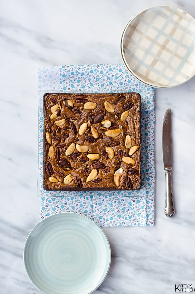 Brownie al fleur de sel, noci pecan e brasiliane