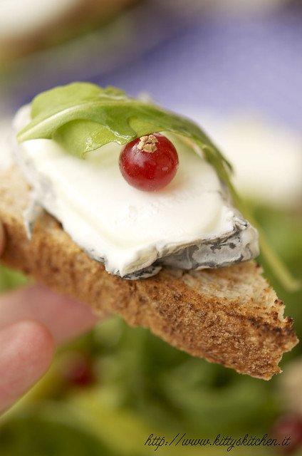 Cacio ricette: Tronchetto di capra al carbone vegetale