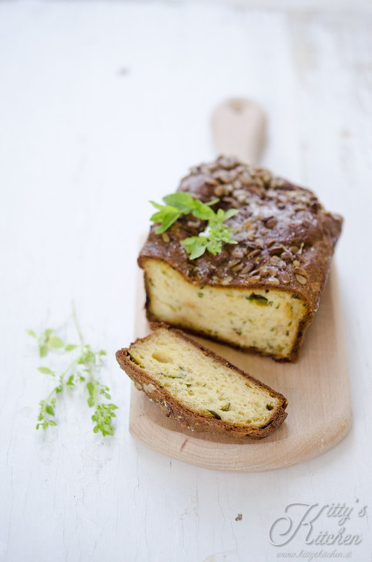 Cake alle zucchine, parmigiano e semi di girasole
