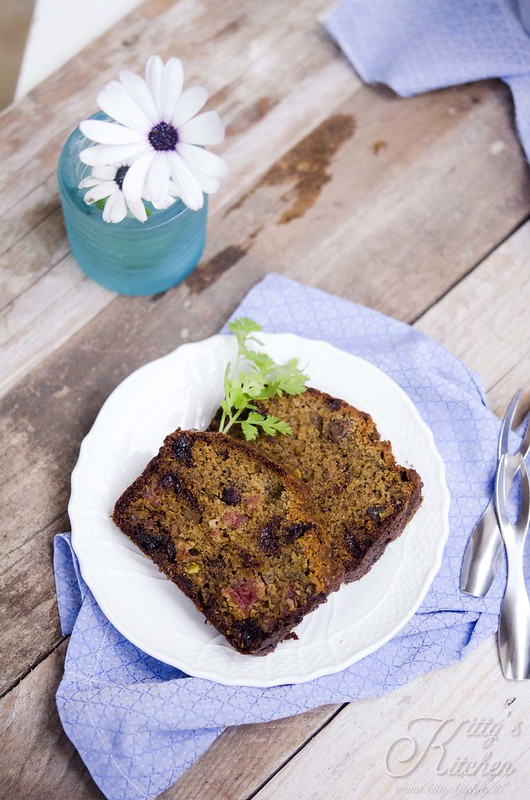 Cake con salame, pistacchio e prugne secche