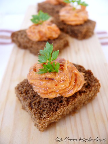 Cake di grano arso all’olio con mousse di soppressata