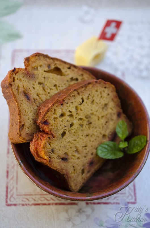 Cake rape rosse, cipolle ed Emmentaler