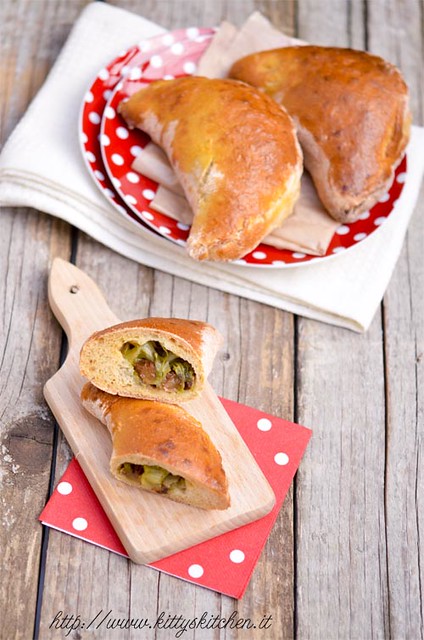 Calzoni con scarola, uvetta e pinoli