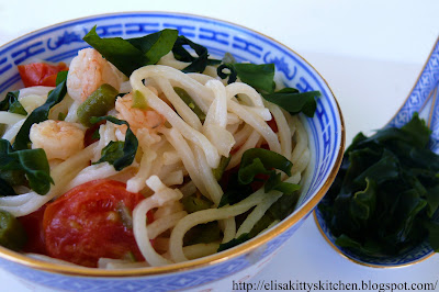 Canton Noodle con gamberetti, verdure e alga wakame