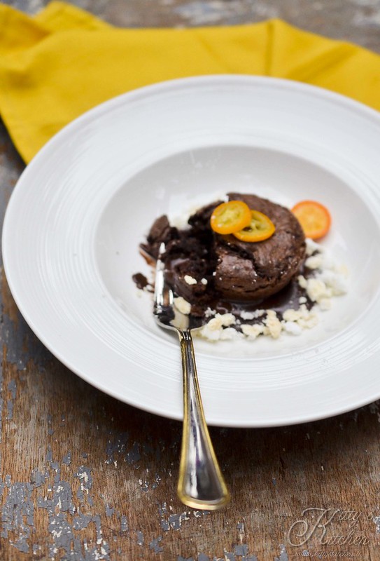 Caprese alle nocciole, cioccolato, kumquat e meringhe