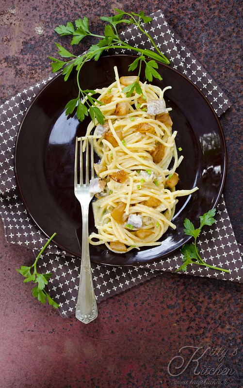 Carbonara con anguilla e pere caramellate