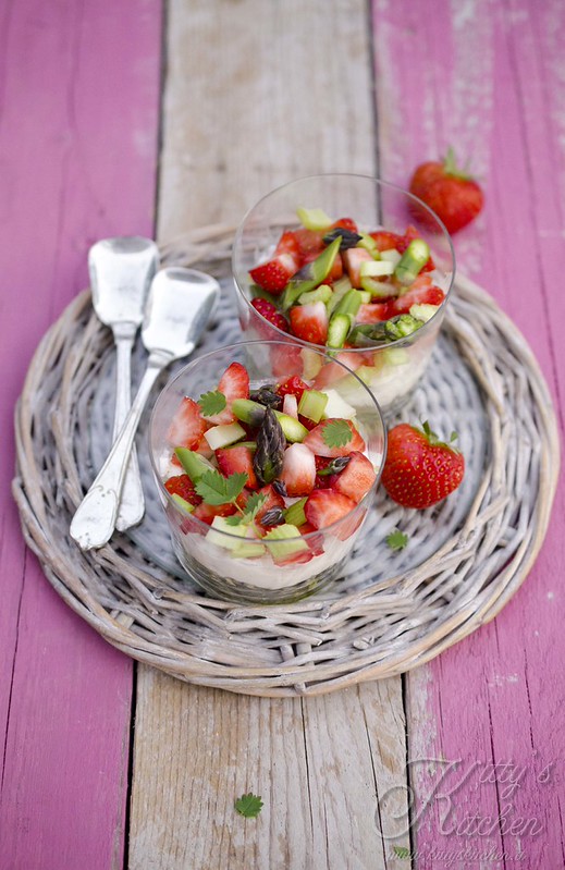 Cheesecake salato con fragole, sedano ed asparagi