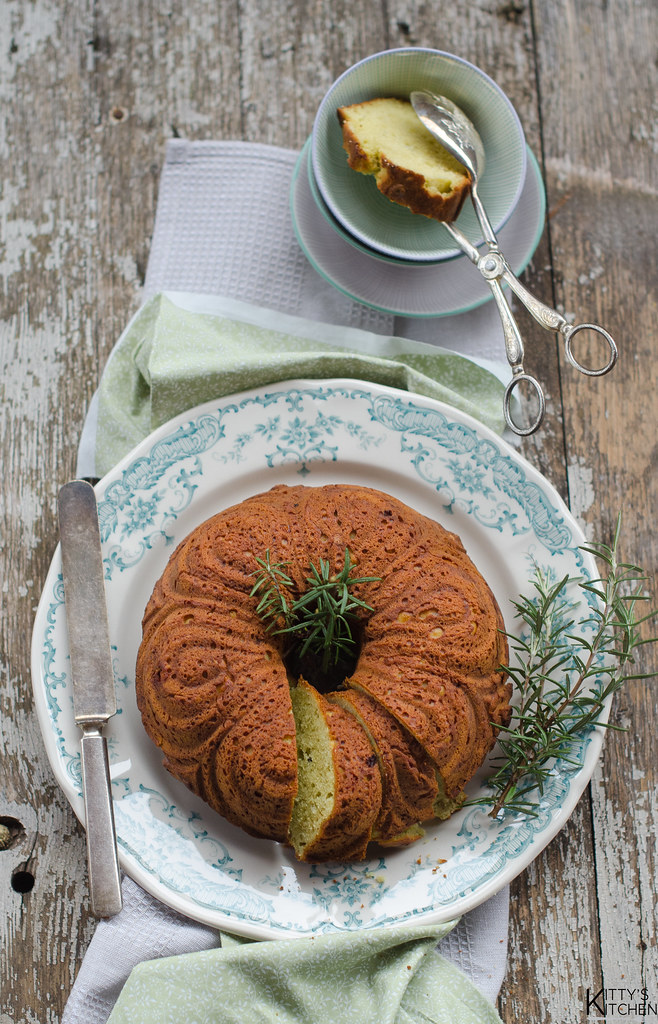 ciambella al formaggio blu e uvetta al passito