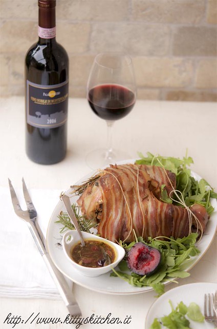 Coscia di Maiale Bardata con Salsa alle Prugne