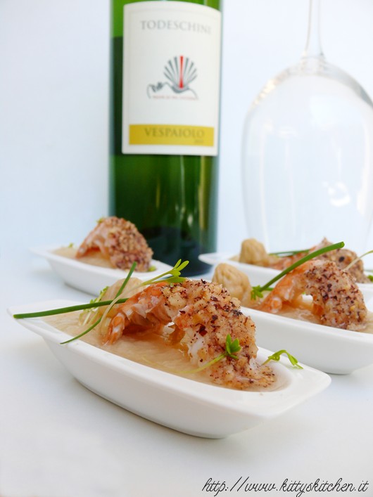 Crema di asparagi bianchi con scampi in crosta di nocciole e germogli