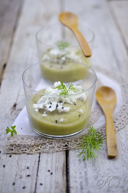 Crema di melanzana bruciata con caprino e semi di sesamo