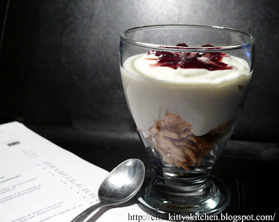 Cremoso allo yogurt con cereali e visciole