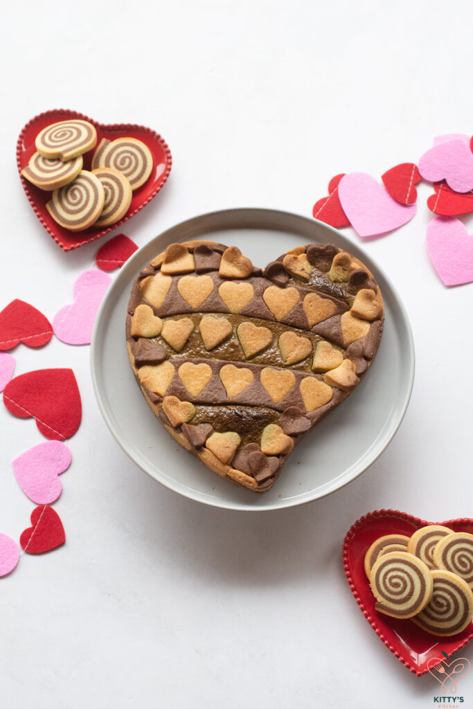 crostata bicolore a cuore con crema al pistacchio