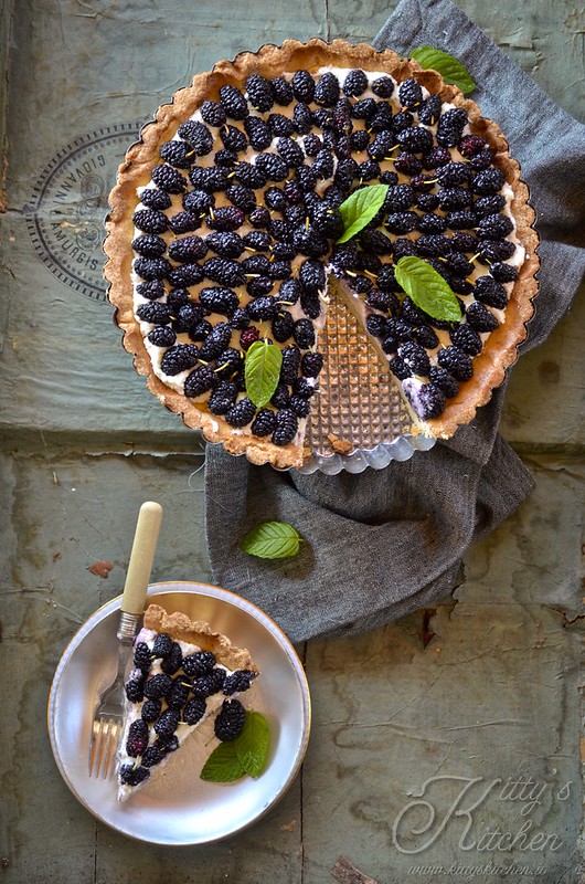 Crostata con burro nocciola, more di gelso e menta