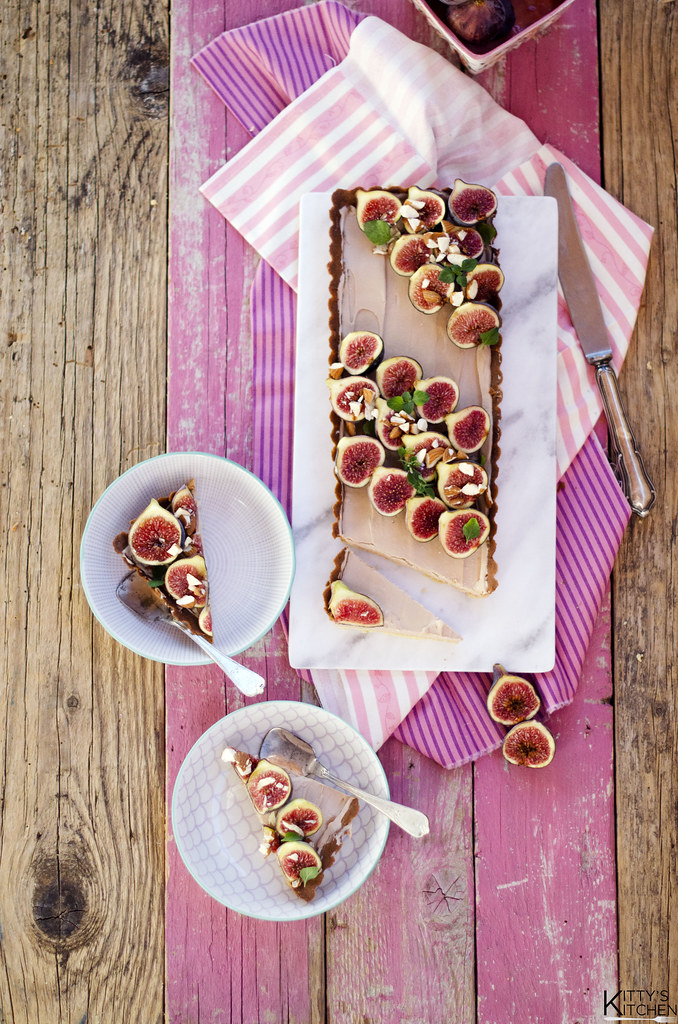 Crostata con ganache al cioccolato ruby, fichi e mandole