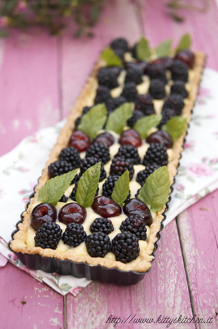 Crostata con more, ciliegie e menta