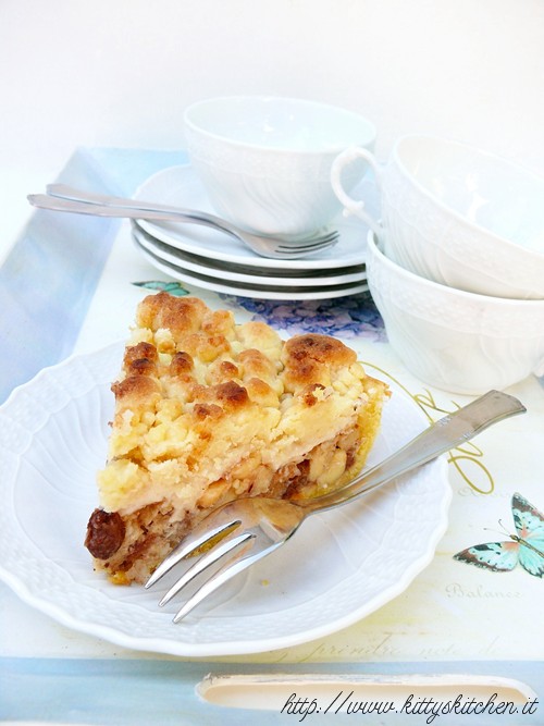 Crostata di pane e mele con streussel alla pasta di mandorla