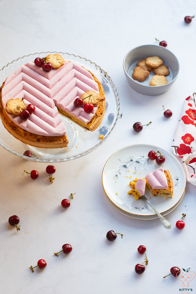 Crostata moderna con frangipane e bavarese alle ciliegie