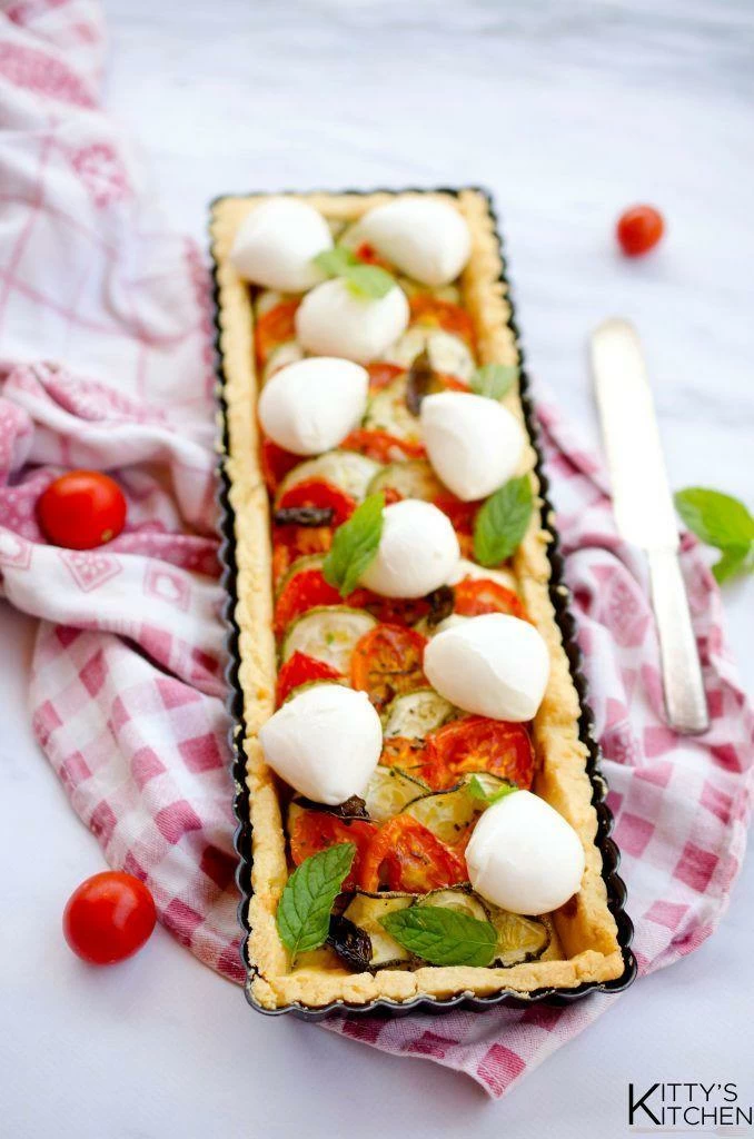 Crostata rustica con zucchine, pomodoro e mozzarella