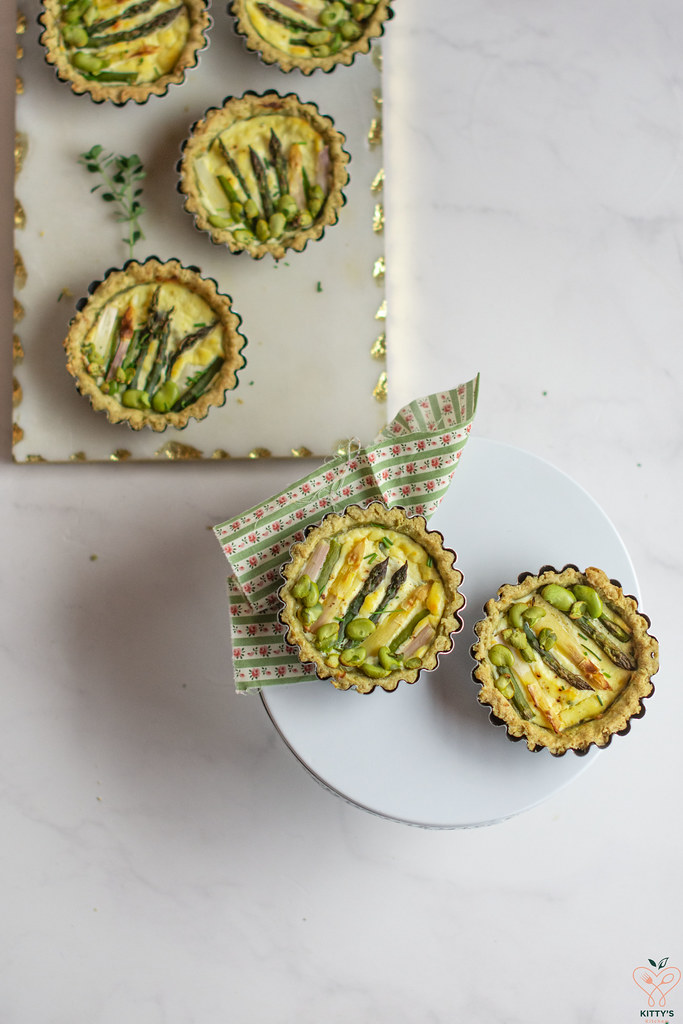 Crostatine al basilico, con asparagi e fave