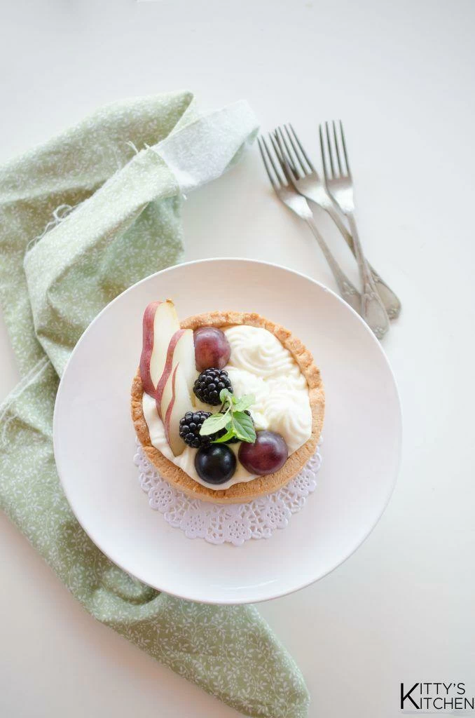 Crostatine all’olio, namelaka al limone, more e uva