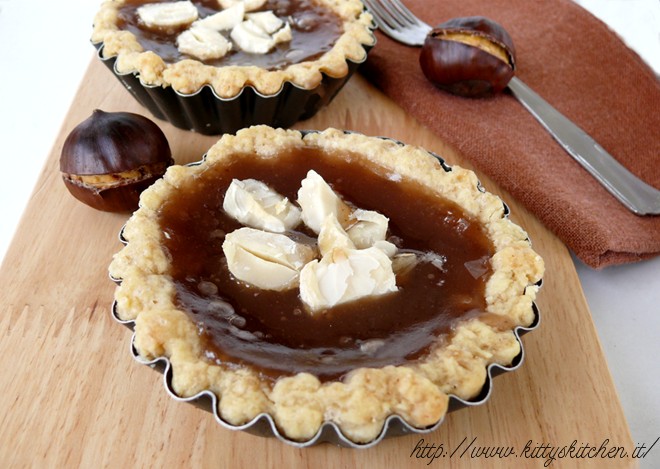 Crostatine con frolla all’olio, crema di marroni e noci kemirie