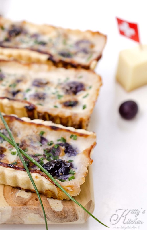 Crostatine con uva e Gruyère