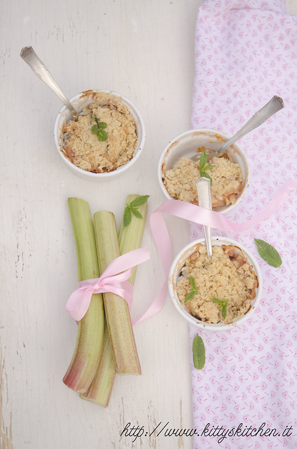 Crumble di rabarbaro e albicocche