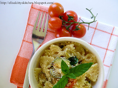 Farfalle con zucchine croccanti alla menta, pachino e ricotta