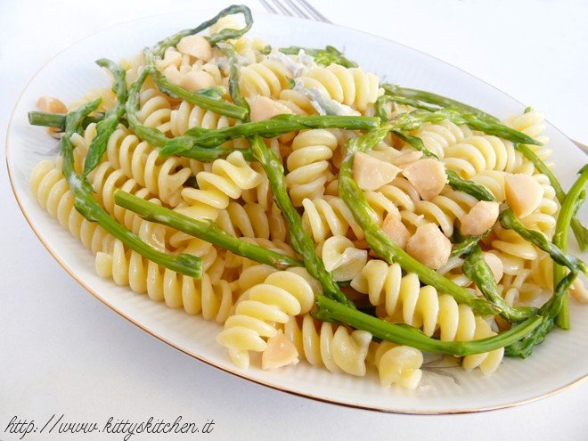 Fusilli asparagi selvatici, gorgonzola e noci macadamia