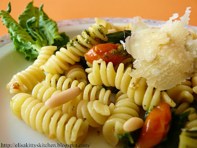 Fusilli con pachino confit e pesto di bietole