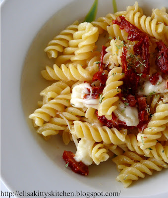 Fusilli con pomodorini secchi, burrata e origano