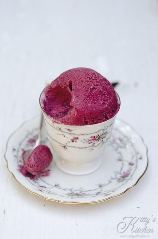 Gelato alle more e basilico viola