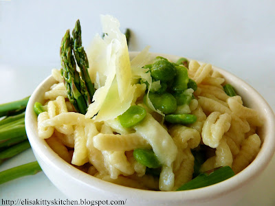 Gnocchetti sardi con cuori di fave, asparagi e fonduta di pecorino