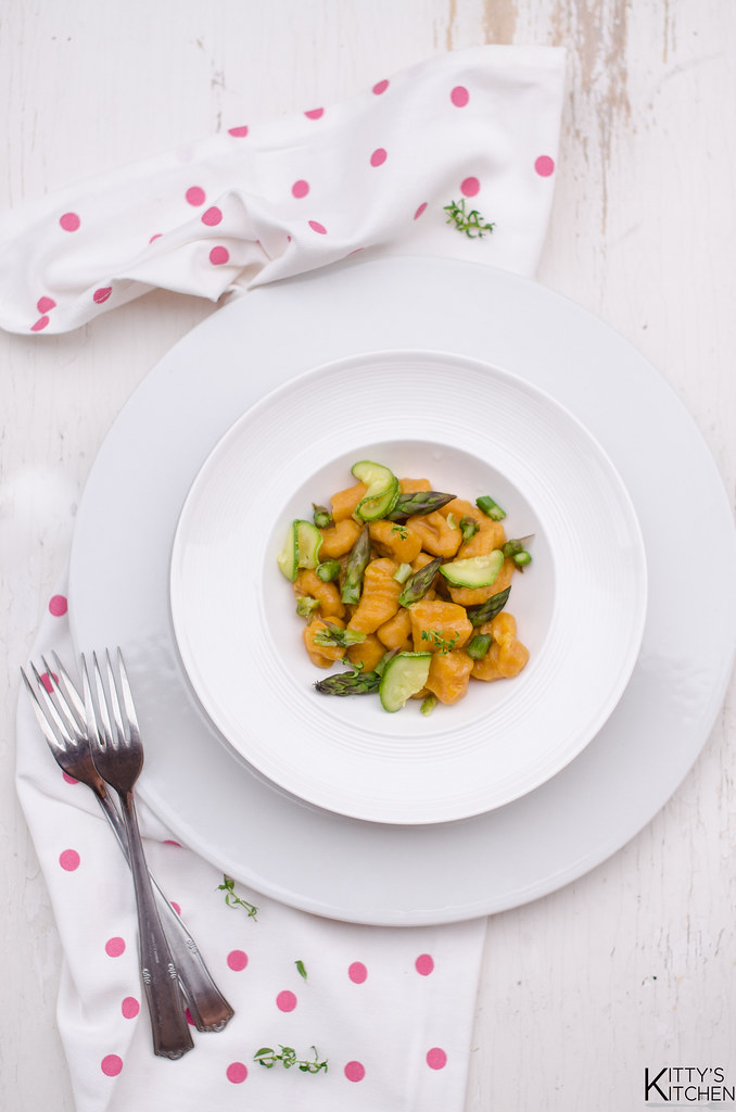gnocchi di patate dolci con asparagi e zucchine