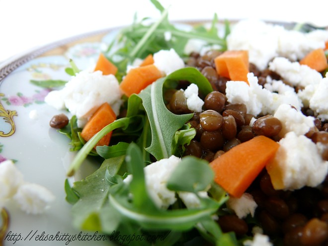 Insalata con lenticchie all’alloro e stracchino di capra