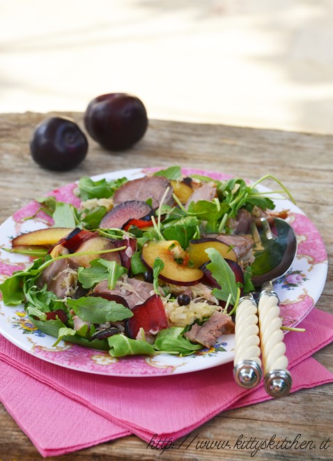 Insalata con stinco di maiale alle prugne