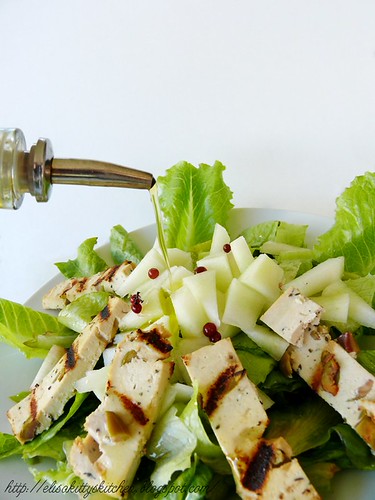 Insalata con tofu alle olive grigliato, melone bianco e pepe rosa