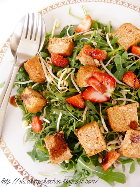 Insalata con tofu rosso e fragole, al balsamico.