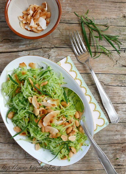 Insalata di cetriolo, frutta secca e spezie